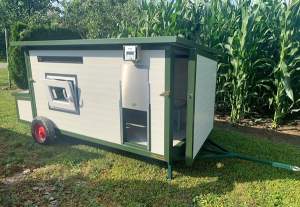 mobiler Hühnerstall Henni 11D für 11 Hühner mit 2 Räder und Deichsel - verzinkte Stahlkonstruktion