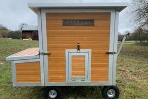 mobiler Hühnerstall Henni-6 Mini Allrad winterfest inkl. Sommertür für 6 Hühner - lackierte Stahlkonstruktion